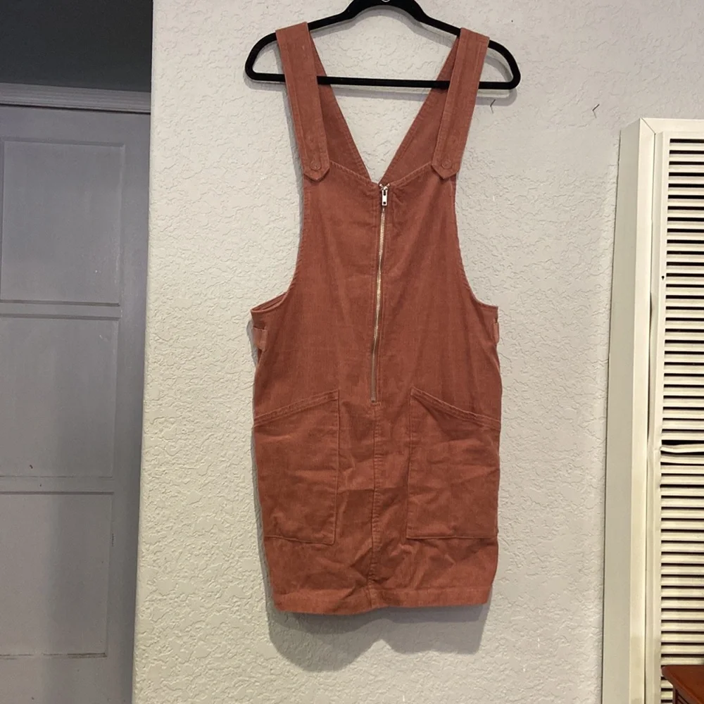 Dresses - Picture 2 of 9